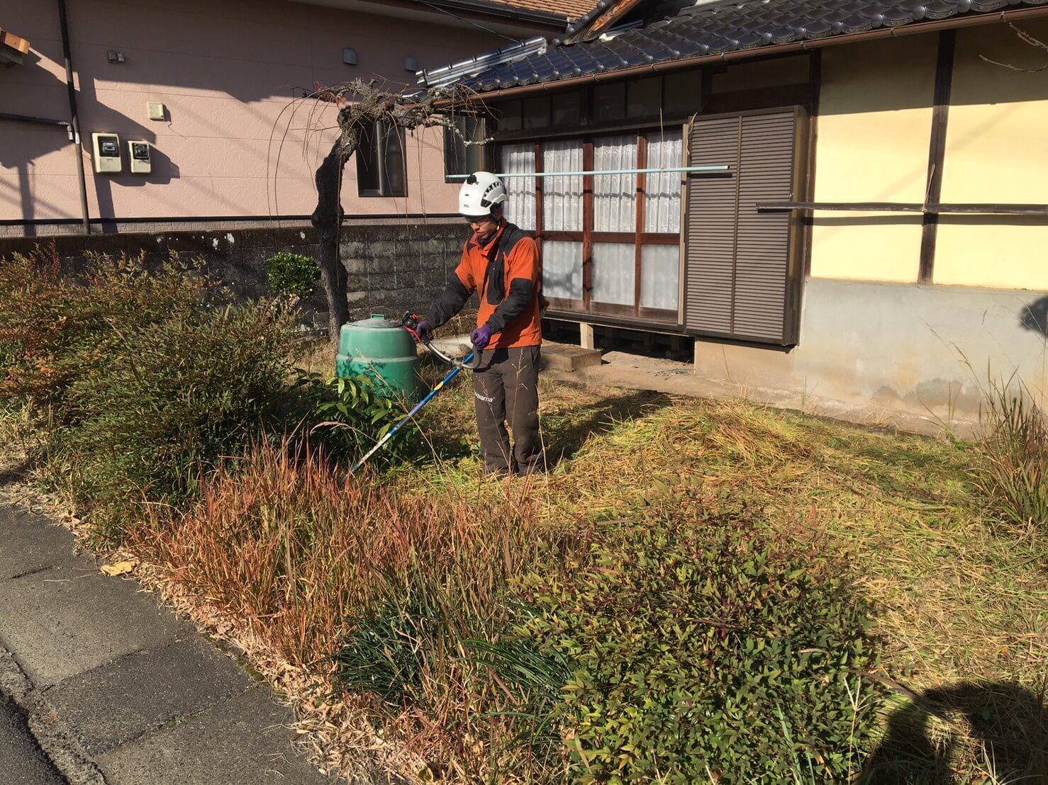 除草作業を行うスタッフ田嶋